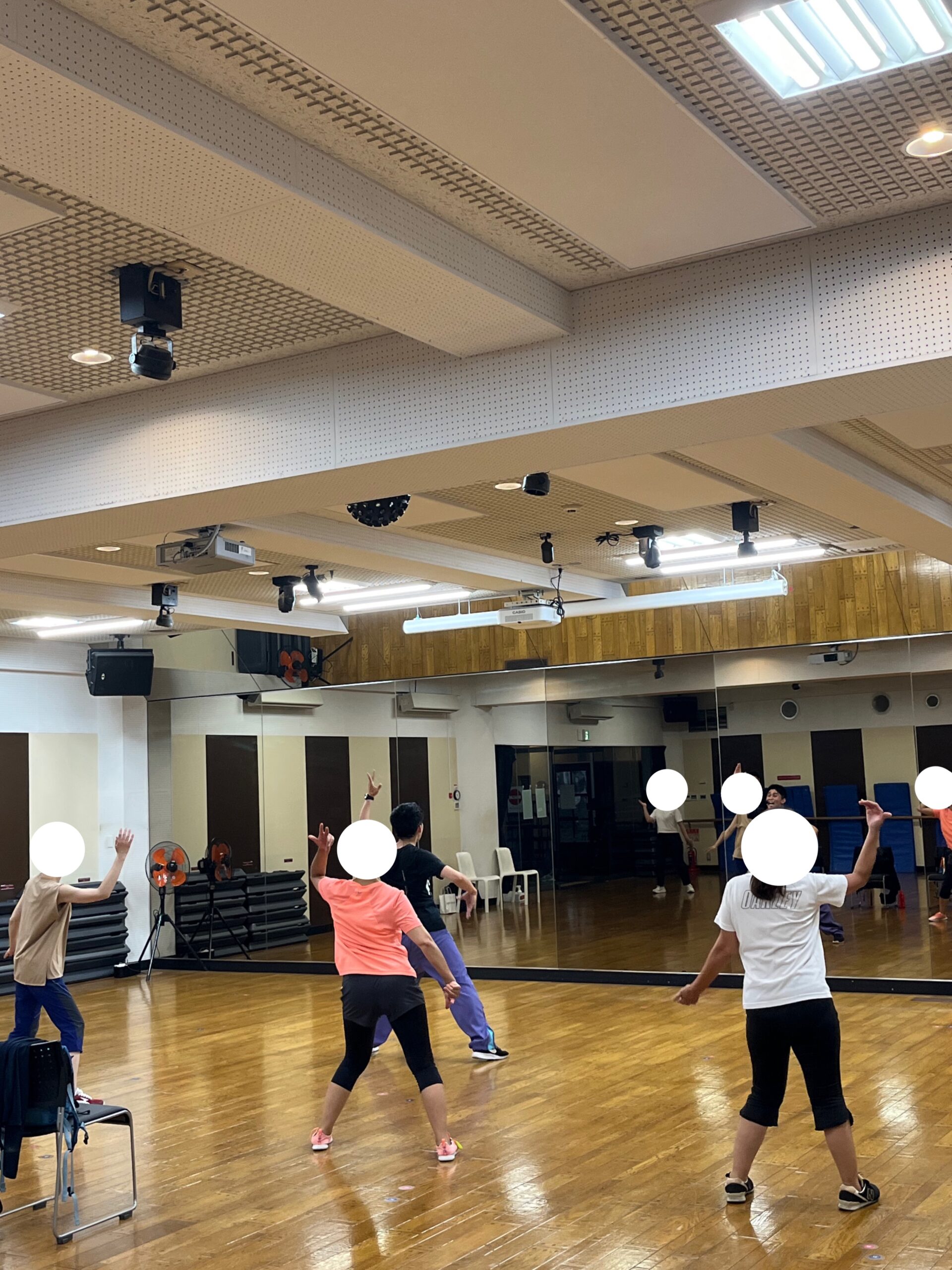 ダンスフィットネスで汗を流す参加者の皆様